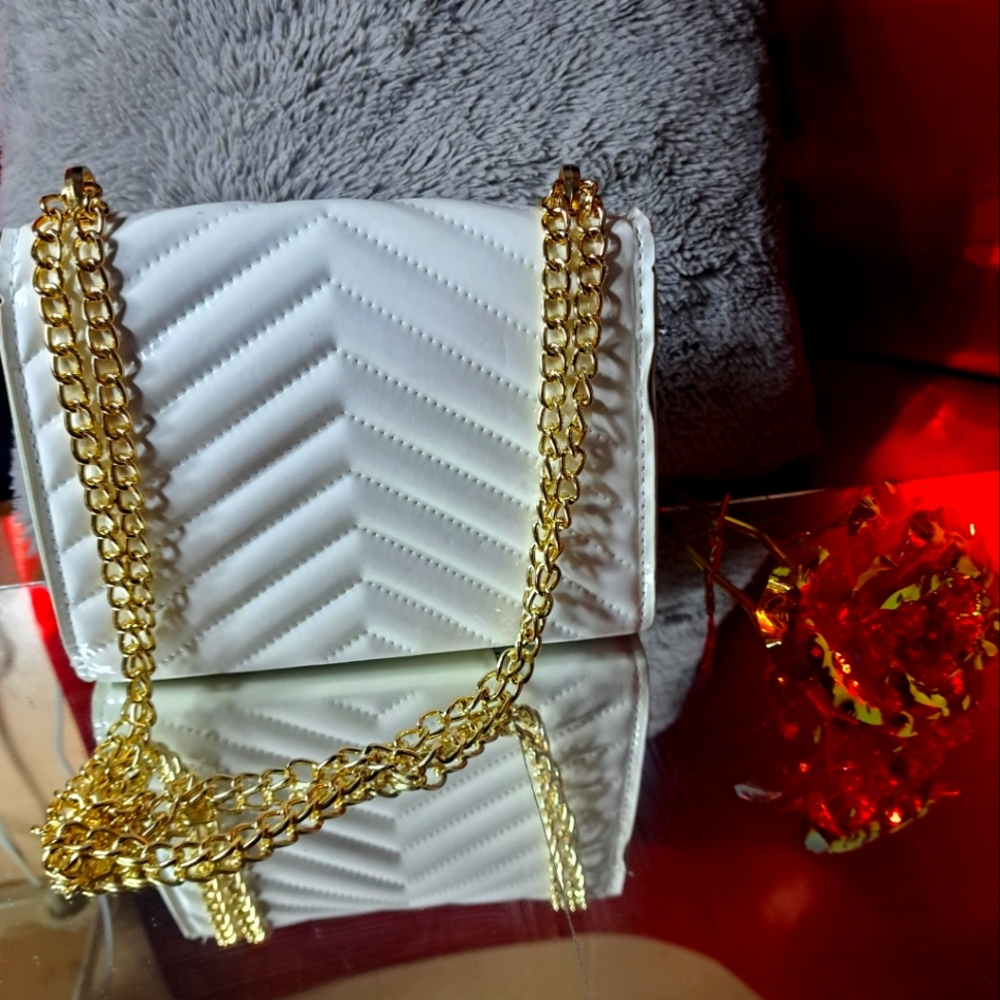 Women's Wallet q.Es Nieva. Medium with adjustable gold chain in length, it is wh